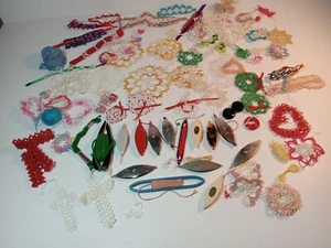(LOT) ~ Vintage ~ 14 Shuttles and Handmade Tatted Handiwork - Picture 1 of 17