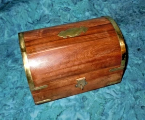 Acentos de madera y latón NUEVAS monedas de joyería de tienda de cofre de 1 lb 0,3 oz 6" x 4" x 3,75" - Imagen 1 de 6