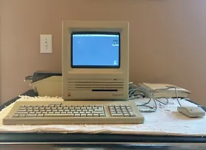 Working Apple Macintosh SE M5011 Vintage Computer w/Keyboard-Mouse-Guides-Disks - Picture 1 of 24