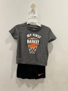 Nike Shorts & T-Shirt Set Basketball Baby Kleinkind Baby Jungen - UK Größe 12 Monate - Bild 1 von 6