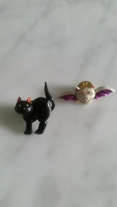 ZWEI VINTAGE EMAILLE HALLOWEEN ANSTECKNADELN/BROSCHEN SCHWARZE KATZE & FLEDERMAUS - Bild 1 von 6