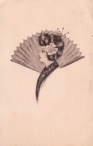 Postal de 1909 Bonita Hermosa Dama Mujer Abanico Flor Cobb Shinn - Imagen 1 de 2