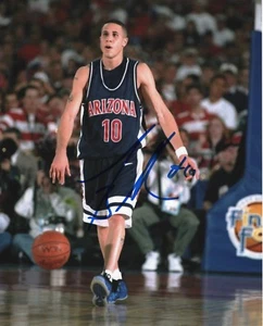 ARIZONA WILDCATS MIKE BIBBY SIGNED BRINGING BALL UP 8X10 - Picture 1 of 1
