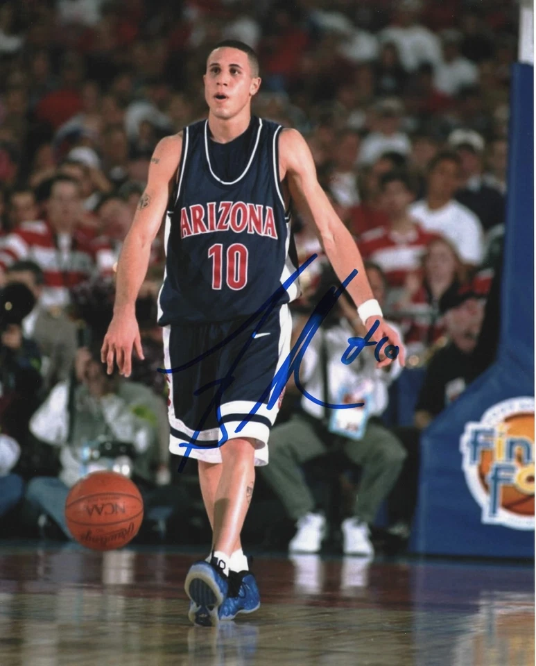 ARIZONA WILDCATS MIKE BIBBY FIRMADO TRAYENDO PELOTA 8X10 Foto 1 de 1