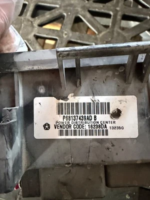 Distribución de energía del motor de caja de fusibles OEM 14 GRAND CHEROKEE p68137439AD 68137439AD Foto 1 de 3