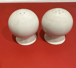 FIESTA FiestaWare Bulbo a sfera bianco sale e pepe shaker + tappi ECCELLENTE - Foto 1 di 4
