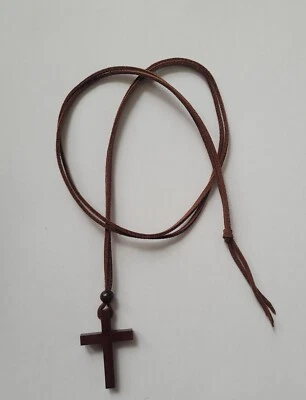 Collar colgante cruz, madera, imitación cuero artificial. Foto 1 de 4