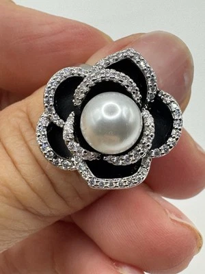 Anillo Chapado en Oro Blanco Perla Punta Estrás Borde Flor Anillo Negro Ajustable Foto 1 de 4