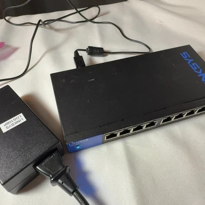 Conmutador de red Linksys LGS108P Gigabit Ethernet de 8 puertos con adaptador de corriente Foto 1 de 3