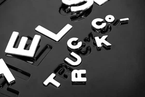 Cubierta rígida de rueda de repuesto con letras de coco para Chelsea Truck Company - Imagen 1 de 4