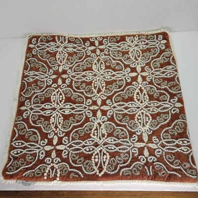 Funda de almohada de terciopelo con acento artístico con cuentas de óxido elegante pergamino 20x20"  Foto 1 de 4