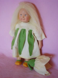 Künstlerpuppe Puppe Blume MÄRZENBECHER Martin Pappmaché Filzkleidung 26 cm OVP - Bild 1 von 12