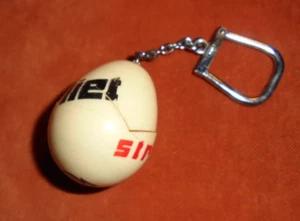Porte-clés Keychain BOURBON BERLIET STRADAIR JOLI CAMION ROUGE Dans l'oeuf - Picture 1 of 5