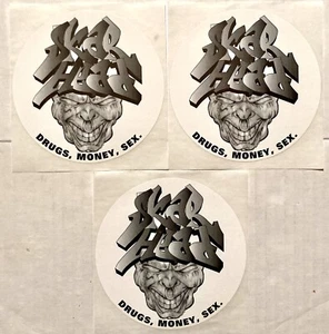JUEGO DE 3 PEGATINAS SKARHEAD RARO VINTAGE 95 PROMOCIÓN DROGAS DINERO SEXO OTRO PLANETA RECORDS - Imagen 1 de 2