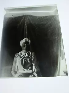 EIN (1) GLASNEGATIV ANFANG 1900: MAINE, "FRAU POSIERT, STUDIO" #2 - Bild 1 von 1