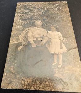 Postal RPPC 1910 - Abuela/Nieta en el patio trasero - Imagen 1 de 2