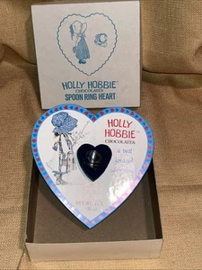 Holly Hobbie. Selten. Sammlerstück Schokoladenschachtel mit versilbertem Löffelring.. - Bild 1 von 4