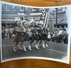 FOTO DE COLECCIÓN AÑOS 50 BLANCO Y NEGRO 8x10 brockport ny main street parade guardia de color coca cola - Imagen 1 de 1