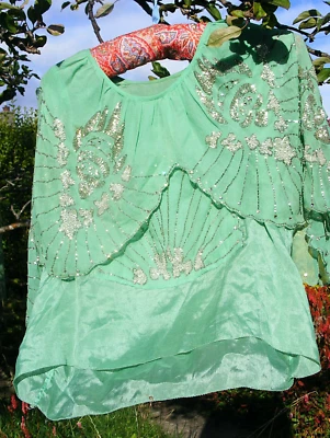 Blusa seda verde como nueva, cuentas/brillo, antigua a medida, ¿rugiente de la era del jazz década de 1920? Foto 1 de 4