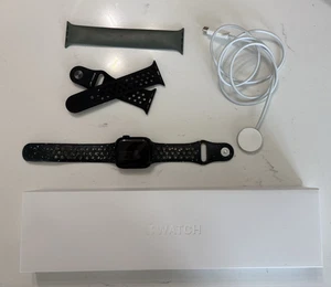 Apple Watch Series 8 41 mm minuit boîtier en aluminium bracelet sport Nike, S/M (GPS) Wifi - Photo 1 sur 17
