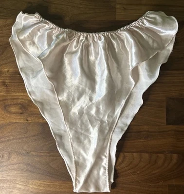 复古 Flutter SATIN BIKINI PANTIES JEZEBEL M Second Skin Hi Cut 粉色荷叶边 热销 — 第 1/4 张图片