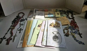 Konvolut 22 katholische Gebetbücher, Anhänger, Halsketten & Rosenkränze - Bild 1 von 13