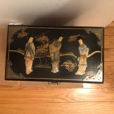 Винтажная шкатулка для ювелирных изделий с инкрустацией из черного лака с цветочным нефритовым камнем - Изображение 1 из 4