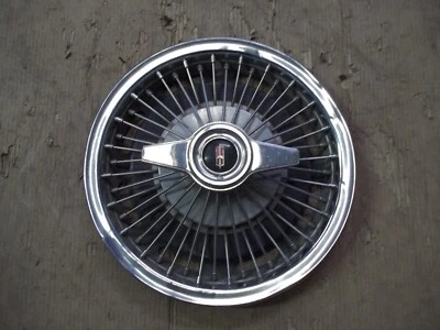 65 Oldsmobile F85 Cutlass 1965 tapacubos cubierta de rueda radios de alambre 14" fabricante de equipos originales usado 4994 Foto 1 de 4