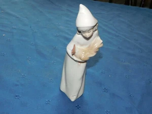 Lladro Dutch Girl Figurine Holding a Hen Glossy Finish - Imagen 1 de 7