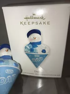 Dad Hallmark Ornamento Cono de Nieve Familia Azul Caja Dañada Día del Padre 2012 - Imagen 1 de 12