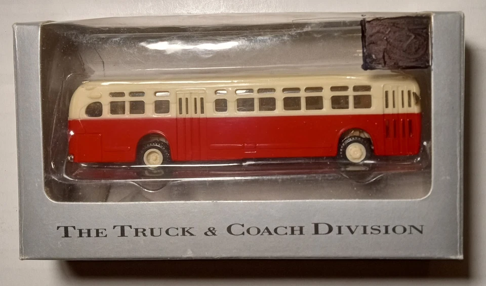 American Precision Models (APM) #39000-2 1950 GMC TD 4510 4511 Transit Bus/Coach - Image 1 of 4