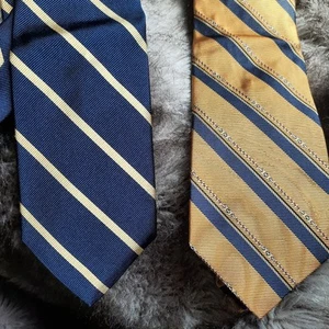 Nuevo con etiquetas Juego de 2 Corbatas Brooks Brothers Cuello Seda Azul Marino y Amarillo Rayas Clásicas NUEVO - Imagen 1 de 9