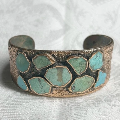 Vtg Southwestern Bell Trading Post Copper Cuff Bracelet Turquoise Chip Inlay - Image 1 of 4