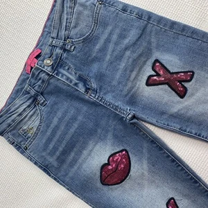 Betsey Johnson Mädchen 14 XOXO Pailletten verziert Patched Distressed leichte Jeans - Bild 1 von 9