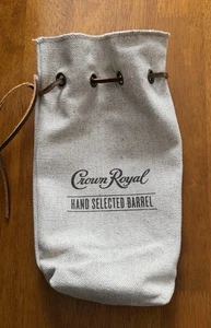Cravatta in pelle Crown Royal Whisky selezionata a mano con coulisse e tela marrone chiaro - Foto 1 di 2