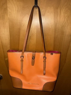 Bolso de hombro de cuero naranja Dooney & Bourke Claremont Dover Foto 1 de 4