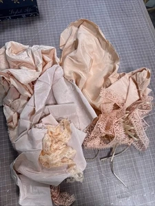 Lote de disfraces de muñeca de tela y encaje vintage Tonos de melocotón Rayón algodón moire lima - Imagen 1 de 11