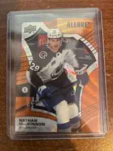 2021-22 ponte superiore allure fetta arancione Nathan MacKinnon #24 STAMPO - Foto 1 di 2