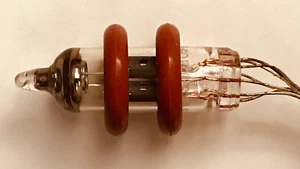 4 VAKUUM RÖHRENVERSTÄRKER DÄMPFER FÜR 6111, 5703, 5840 & ÄHNLICHE GRÖSSE "ERDNUSS" RÖHREN - Bild 1 von 1