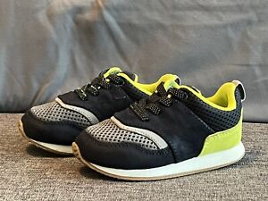 Boy Lightweight Sneakers Size 6 US ( excellent condition )
