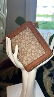 DKNY Mujer Monograma Cremallera Alrededor Billetera 6 Lugar Tarjeta de Crédito Cremallera Portamonedas NUEVO Foto 1 de 4