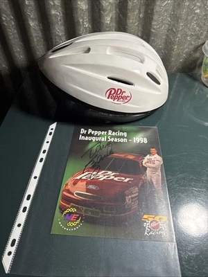 Casco de Bicicleta Dr Pepper y Autografiado Dr Pepper Racing Impresión Temporada Inaugural Foto 1 de 4