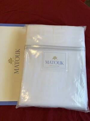 Matouk Queen sheet set White With 2 Lines Silver (Gray) - Image 1 of 4