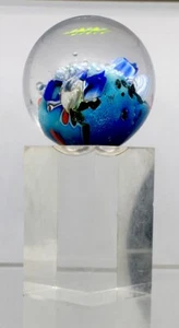 Josh Simpson Inhibited Planet Petite Glas Briefbeschwerer & Plexiglas Sockel signiert - Bild 1 von 7