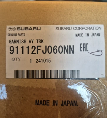 Отделочная панель молдинг отделка крышки багажника Subaru WRX 2015-2018 годов выпуска 91112FJ060NN от оригинального производителя - Изображение 1 из 4