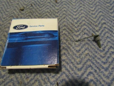 NOS 1977 1978 1979 LINCOLN CONTINENTAL MARK V QUARTER PANEL MOLDING CLIP (1X) - Image 1 of 3