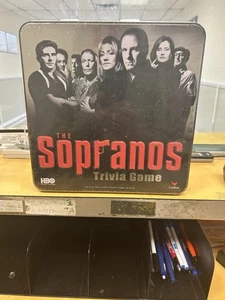 I Soprano Trivia Gioco HBO 2004 Sigillato-Nuovo-Scatola di Latta-James Gandolfini - Foto 1 di 3
