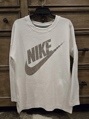 Camiseta de manga larga metálica Nike Sportswear Rally para mujer, mediana Foto 1 de 4