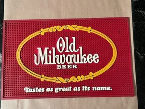 VINTAGE 1977 OLD MILWAUKEE BEER RUBBER BAR MAT 17" x 11" - Picture 1 of 2