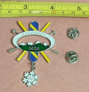 Colorado DECA 2004 ICDC International Career Development Conference Pin w Dangle - Bild 1 von 3